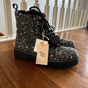 Floral Lace-Up Combat Boots Sincerely Jules Size 8 NWT